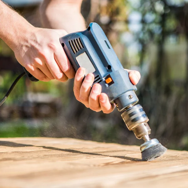 Manos Hombre Con Cepillo Giratorio Eléctrico Disco Metal Lijar Pedazo — Foto de Stock