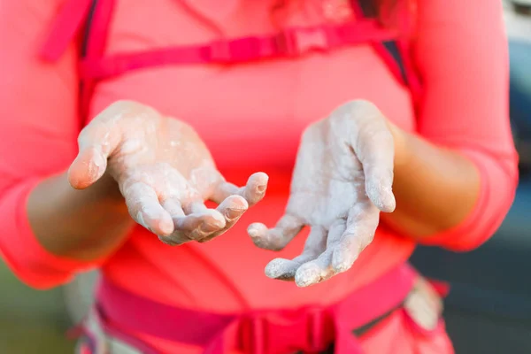 Imagem Mulher Alpinista Com Talco Mãos Durante Dia Verão — Fotografia de Stock