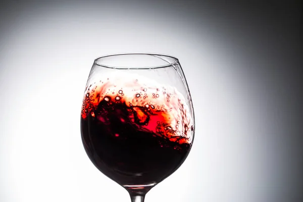 Strumień Wina Wlewający Się Szklanki Zbliżenie Rozprysk Wina — Zdjęcie stockowe