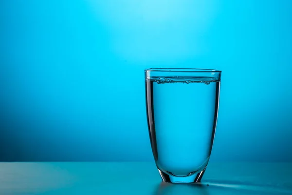 Vidro Água Sobre Fundo Azul Foto Estúdio — Fotografia de Stock