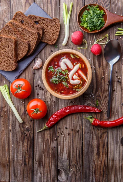 Sopa Remolacha Plato Madera Con Verduras Mesa Madera Borch Comida — Foto de Stock