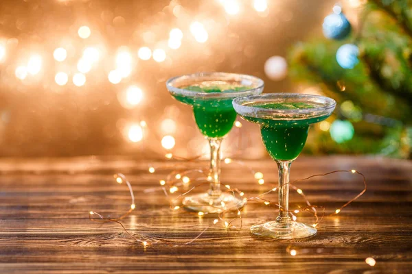 Kerst Foto Van Twee Wijnglazen Met Groene Cocktail Slinger Wazig — Stockfoto