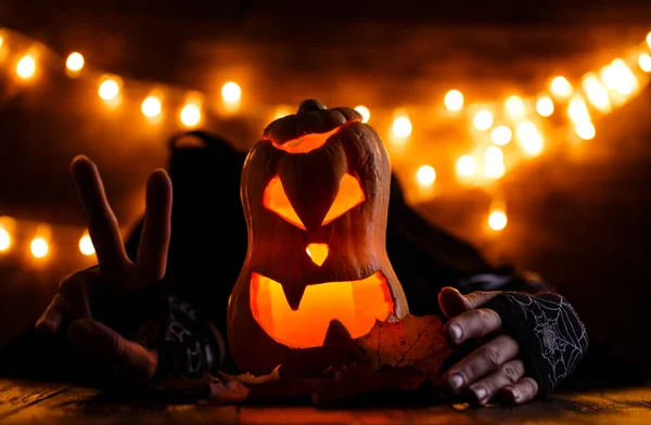 Foto Fundo Halloween Com Abóbora Mãos Bruxa Sobre Mesa Madeira — Fotografia de Stock