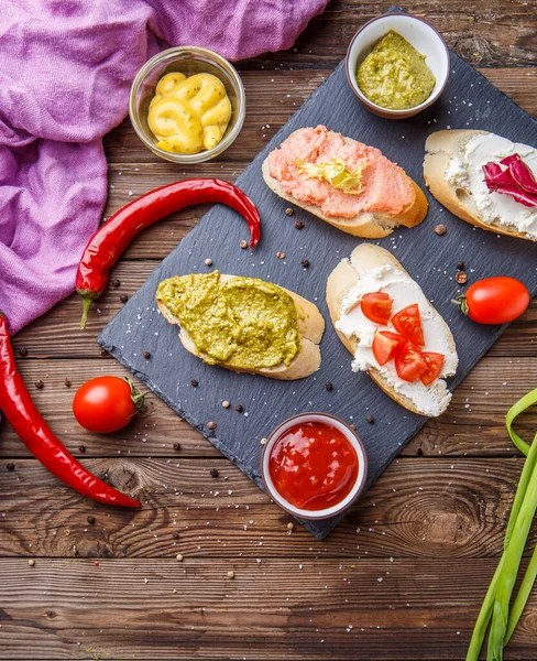 Desayuno Con Refrescos Pimientos Cebollas Pizarra Cocina — Foto de Stock