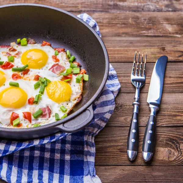 Stekta Ägg Kastrull Med Tomater Och Grön Färsk Lök Frukost — Stockfoto