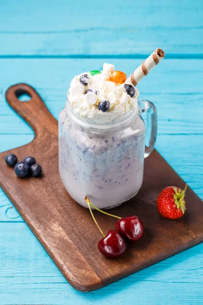 Milkshake Mirtilo Fresco Bagas Mesa Madeira Mesa Azul Conceito Alimentação — Fotografia de Stock