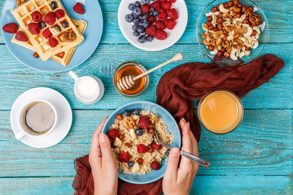 Frukostbord Med Våfflor Havregryn Spannmål Kaffe Juice Och Färska Bär — Stockfoto