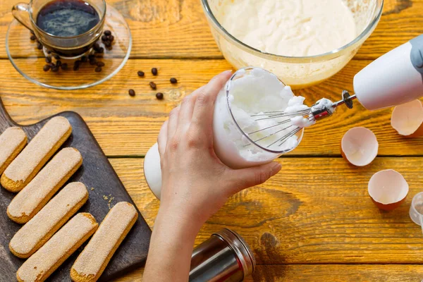 Bild Matlagning Tiramisu Mänskliga Händer Med Visp Kakor Kaffe Koppar — Stockfoto