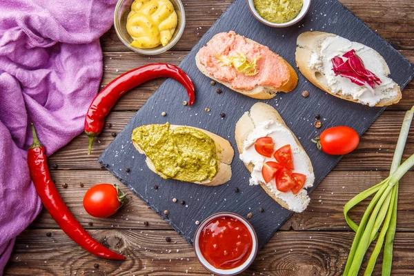 Хліб Соусами Овочами Столі Червоним Гострим Перцем — стокове фото