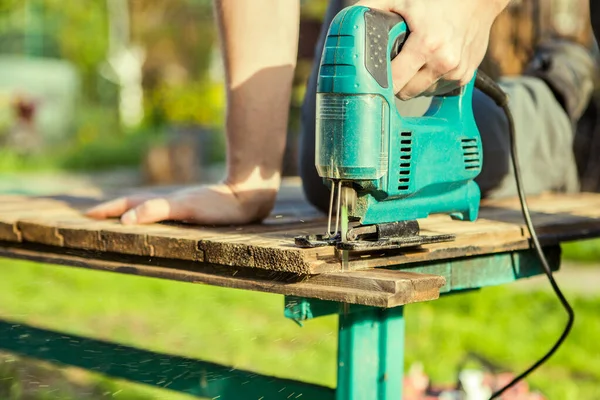 Snickarsågar Planka Park Med Elektrisk Jiggsåg — Stockfoto