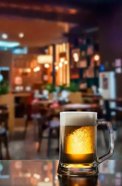 Παγωμένη Κούπα Ελαφριά Μπύρα Στον Πάγκο Του Μπαρ — Φωτογραφία Αρχείου