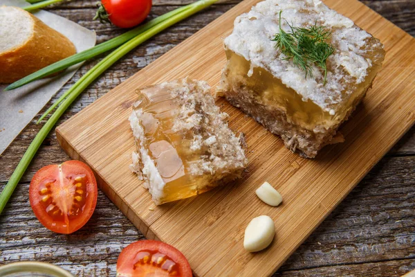 Carne Gelatina Casera Con Mostaza Pan Tomates Ajo Sobre Mesa — Foto de Stock