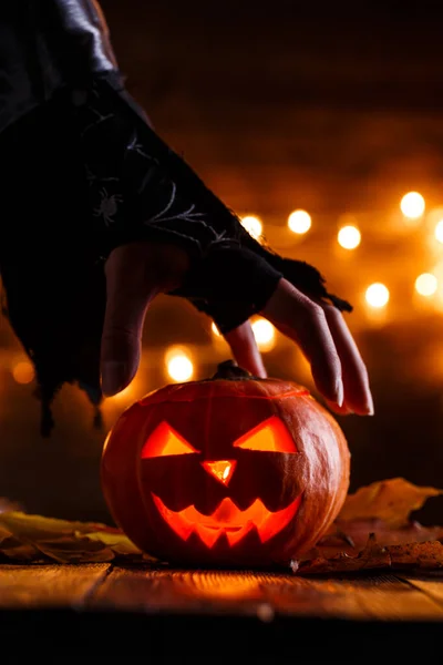 Imagem Fundo Halloween Com Abóbora Mão Bruxa Sobre Mesa Madeira — Fotografia de Stock
