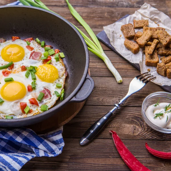 Fred Ägg Pan Med Tomater Och Grön Färsk Lök Frukost — Stockfoto