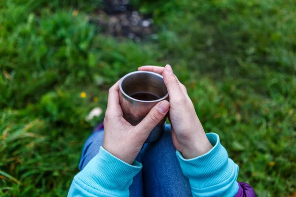 Kvinnlig Resenär Som Håller Kopp Äventyr Resor Turism Och Camping — Stockfoto