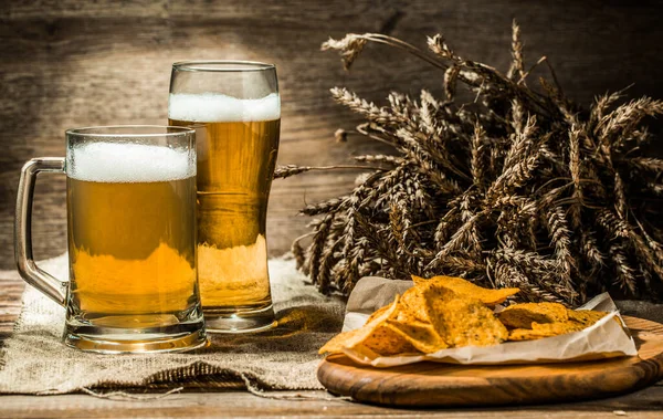 Becher Glas Schäumendes Bier Auf Holztisch Mit Weizenspießen Und Kartoffelchips — Stockfoto