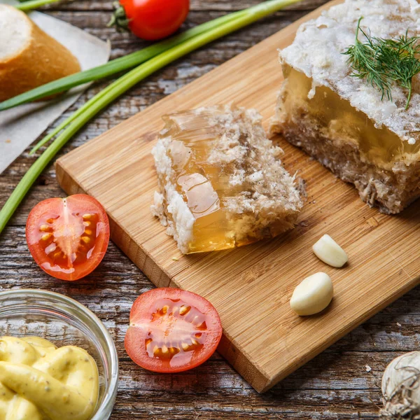 Carne Gelatina Casera Con Mostaza Pan Tomates Ajo Sobre Mesa — Foto de Stock