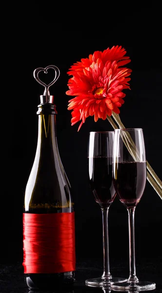 Garrafa Mesa Vinho Tinto Dois Copos Flor Vermelha — Fotografia de Stock