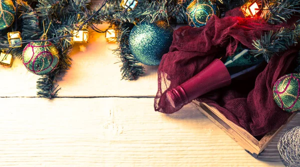 Foto Van Spar Takken Kerstballen Fles Wijn Doek Witte Tafel — Stockfoto