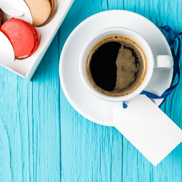 Taza Café Con Macarrones Mesa Con Tarjeta Vacía —  Fotos de Stock