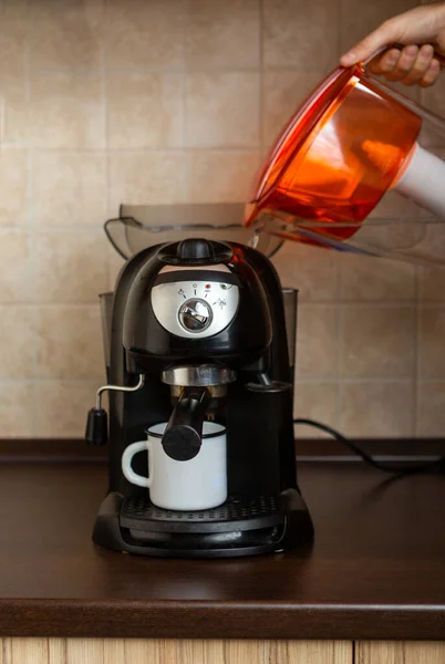 Foto Mano Del Hombre Vertiendo Agua Jarra Cafetera Cocina — Foto de Stock