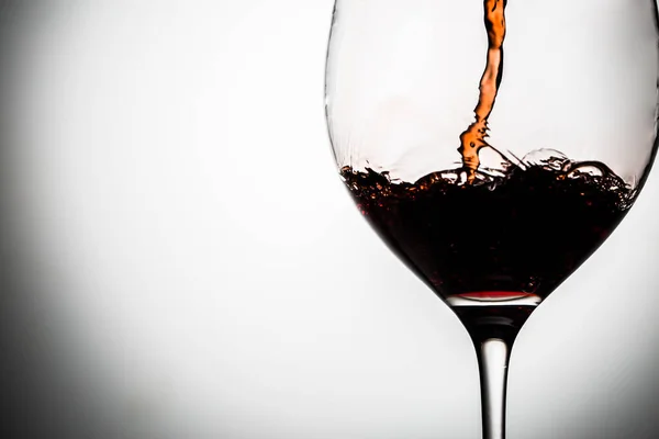 Wein Klaren Becher Auf Blankem Grauen Hintergrund Gegossen — Stockfoto