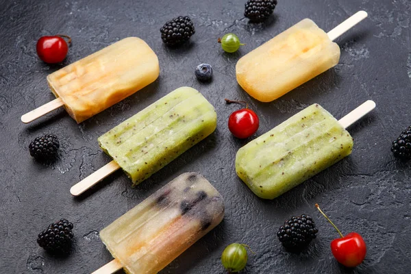 Foto Zumo Fruta Congelado Sobre Palitos Bayas Sobre Fondo Negro — Foto de Stock