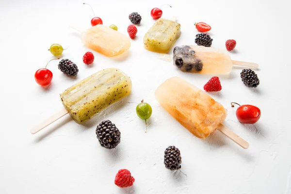 Foto Helado Palo Mora Cereza Grosella Sobre Fondo Blanco — Foto de Stock