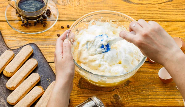 Imagem Tiramisu Cozinha Mãos Humanas Com Espátula Culinária Biscoitos Café — Fotografia de Stock