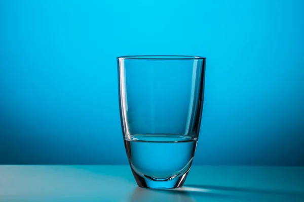 Vidro Completo Com Água Sobre Fundo Azul Foto Estúdio — Fotografia de Stock