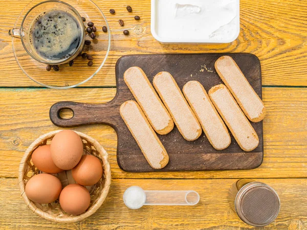 Imagem Cima Mesa Com Biscoitos Ovos Creme Cremoso — Fotografia de Stock