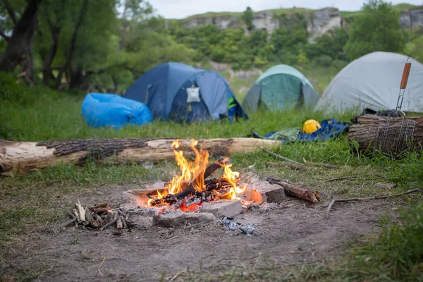 夏の日の森の中のキャンプ場とキャンプファイヤーの写真 — ストック写真