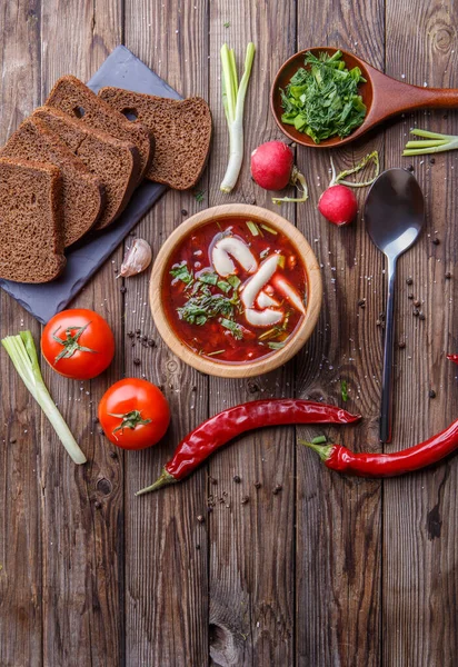 Soupe Betteraves Dans Une Assiette Bois Avec Légumes Sur Table — Photo