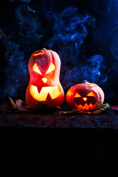 Halloween Foto Von Zwei Kürbissen Und Augäpfeln Auf Schwarzem Hintergrund — Stockfoto