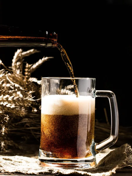 Пікантне Пиво Пляшки Вливають Кухоль Стоїть Порожньому Дерев Яному Фоні — стокове фото