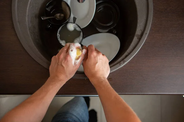 Фото Сверху Человеческих Рук Вымывающих Посуду Раковину Кухне — стоковое фото