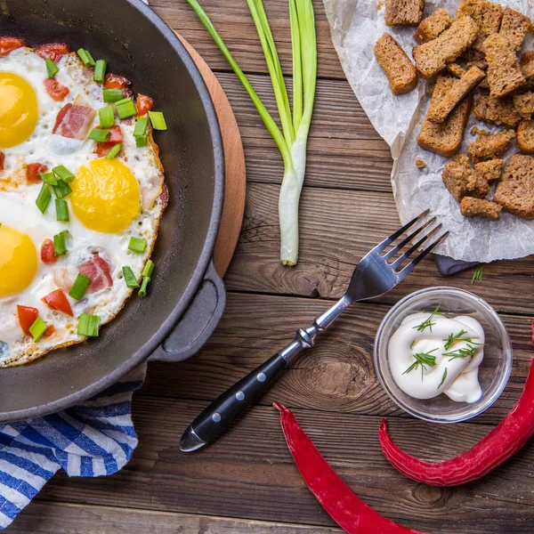 Fred Huevos Sartén Con Tomates Cebolla Fresca Verde Desayuno Alimento — Foto de Stock