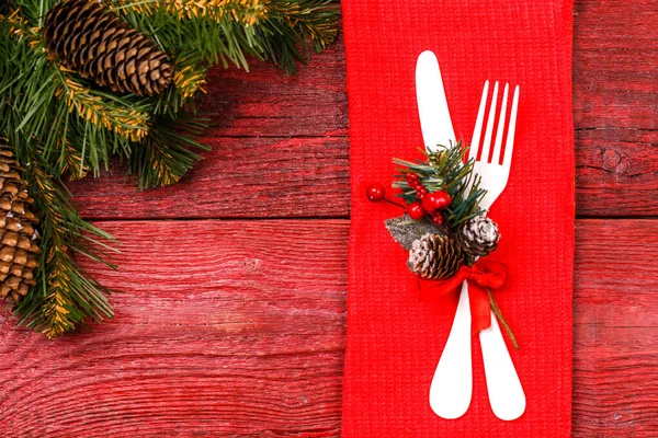 圣诞餐桌的照片 上面有叉子和小刀 红色餐巾 云杉树枝 — 图库照片