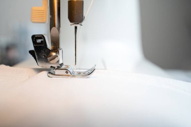 Closeup dikiş makinesi ve giyim öğesi. İğne işi ve terzilik için kavram