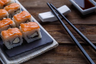 Geleneksel Japon temalı, somon balıklı leziz taze rulo.