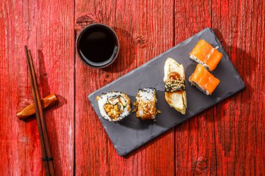 Kırmızı ahşap masadaki kara tahtada servis edilen Rolls Royce.