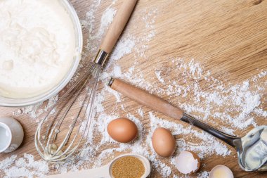 Evde waffle yapıyorum. Kase, yumurta ve corolla. Aşçılık arkaplanı.