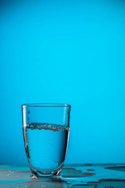 su üzerinde mavi arka plan, fotoğraf stüdyosu