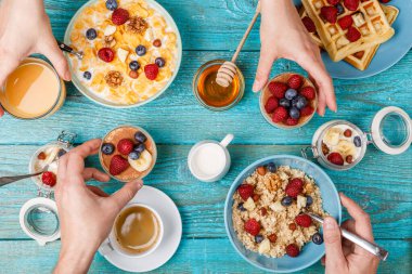 Waffle, yulaf ezmesi, mısır gevreği, kahve, meyve suyu ve taze böğürtlenli kahvaltı masası. Sağlıklı kahvaltı.