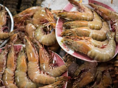 Tabağında taze karides olan bir dükkan.