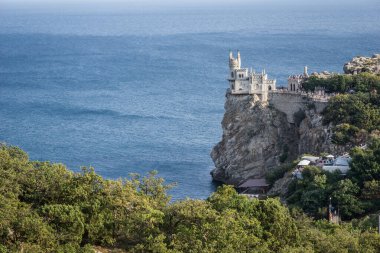 Karadeniz üzerindeki kayanın üzerindeki dekoratif Neo-Gotik şato 