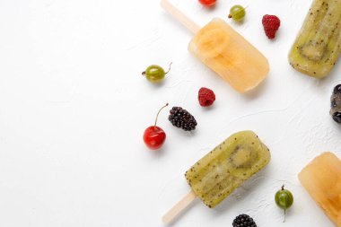 Donmuş meyve buzu, Bektaşi üzümü, böğürtlen, boş beyaz arka planda kiraz. Metin için boş boşluk