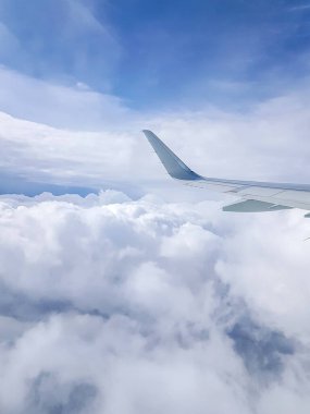 Uçak kanadı fotoğrafı, öğleden sonra lombozdan bulutlu gökyüzü.