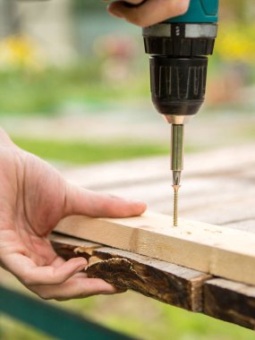 Elektirikli tornavidayla çalışan adam. Diy kavramı.