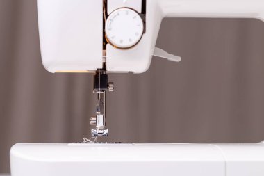 Closeup dikiş makinesi. İğne işi ve terzilik için kavram